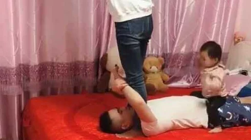 娇妻跪下屁股撅起来含着网友纷纷表示这样的情节太过露骨，认为应适度展现亲密关系，避免低俗化的内容传播