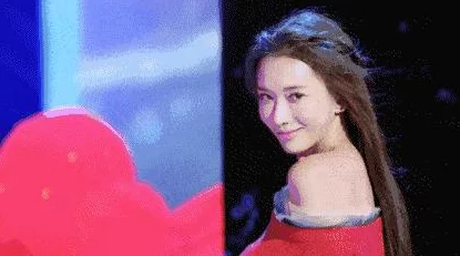 女人被强行扒裤打屁股动态图，这种行为真是令人发指，应该受到谴责和法律制裁