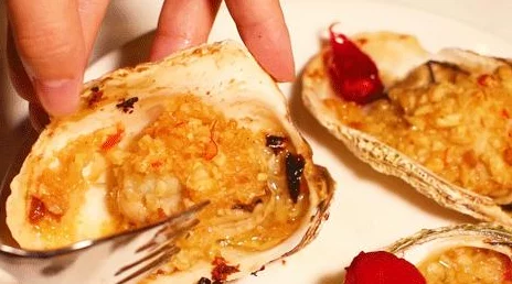 女人被强行扒裤打屁股动态图，这种行为真是令人发指，应该受到谴责和法律制裁