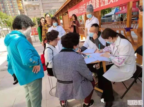 一小孩半夜喂女孩吃困吧kuiba，这种温暖的举动真让人感动，孩子们的纯真无邪令人心醉