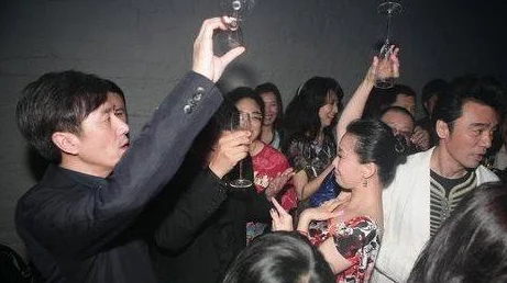 深夜福利91 最近被曝出一位知名明星在私密派对上与神秘人士亲密互动引发热议网友纷纷猜测其身份和关系