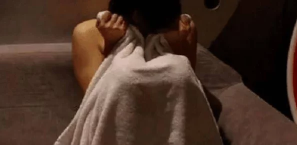 浴室情欲2在线观看引发热议网友纷纷讨论影片中的情感描写与视觉效果成为近期热门话题吸引大量观众关注