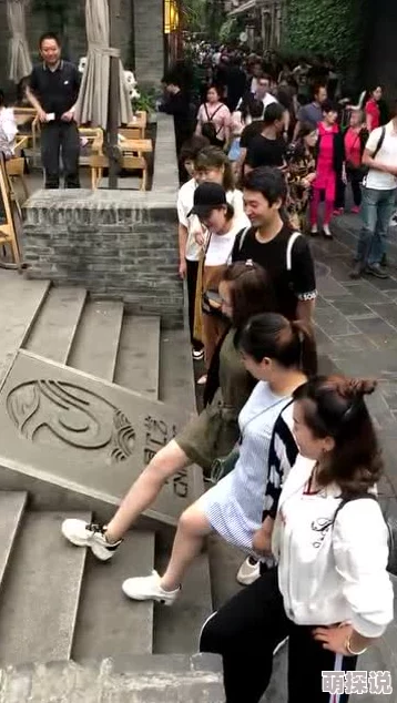 把腿张开JI巴CAO死你H公园引发热议网友纷纷讨论事件背后的社会问题与公共场所行为规范