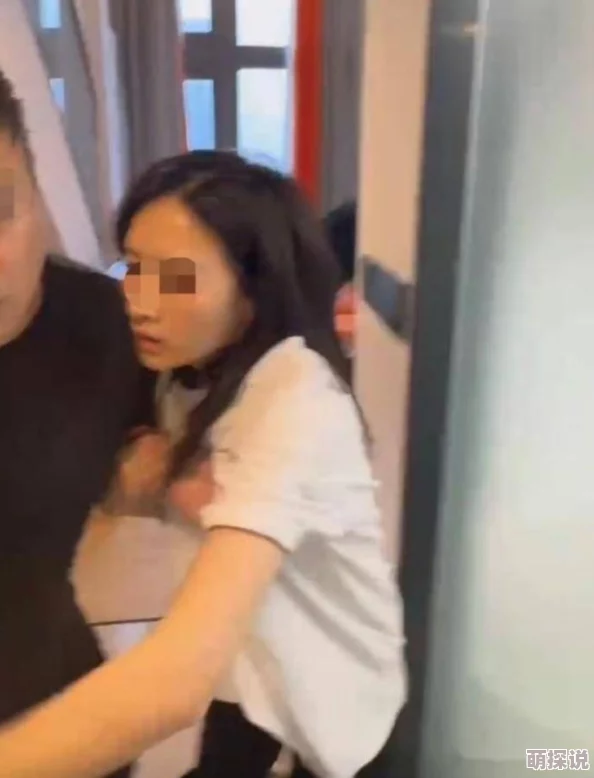 男子扒开美女尿口做羞羞的事 网友热议这一事件引发了广泛关注许多人对这种行为表示强烈谴责并呼吁保护女性权益