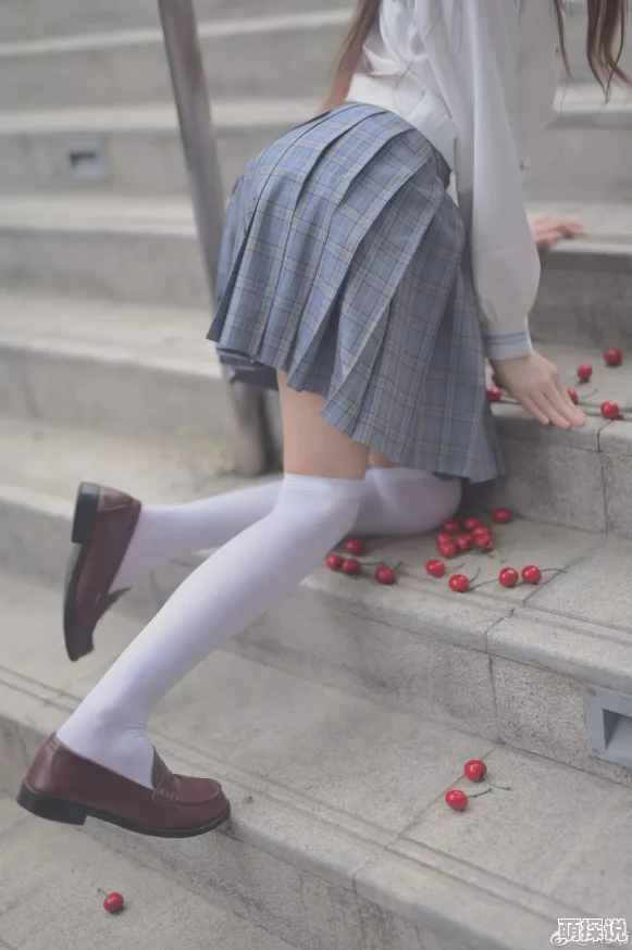 老师白丝袜脚摩擦我的裤裆让我惊喜不已