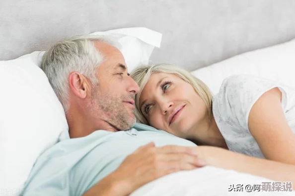 娇妻与公h喂奶惊喜：老公回家发现妻子正温柔地给公公喂奶，场面温馨感人