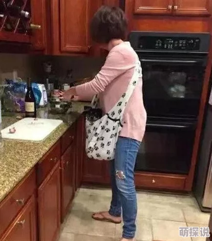 麻麻嗯啊在厨房很刺激原来是指她在做饭时哼歌