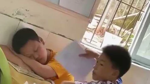 同桌一边上课一边揉我胸 这篇文章真实又搞笑，展现了校园生活中的趣事，让人忍俊不禁，值得一读！