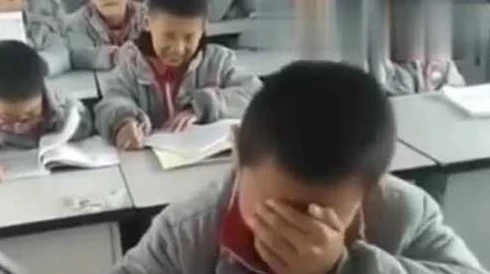 同桌一边上课一边揉我胸 这篇文章真实又搞笑，展现了校园生活中的趣事，让人忍俊不禁，值得一读！