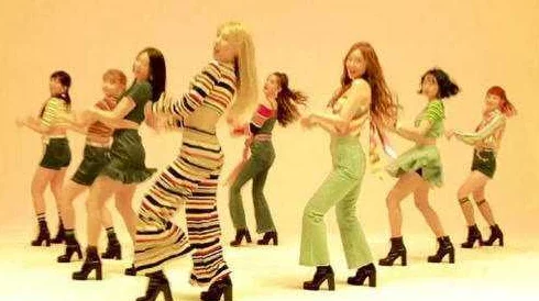 网友评价＂wwwa啊啊啊＂这首歌的旋律非常洗脑，歌词简单却让人上瘾，反复循环播放后发现自己已经完全被它征服了