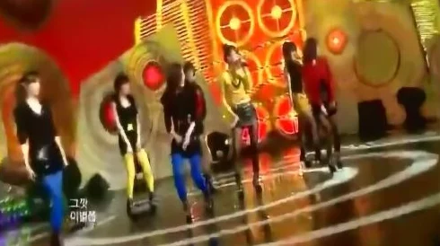 网友评价＂wwwa啊啊啊＂这首歌的旋律非常洗脑，歌词简单却让人上瘾，反复循环播放后发现自己已经完全被它征服了