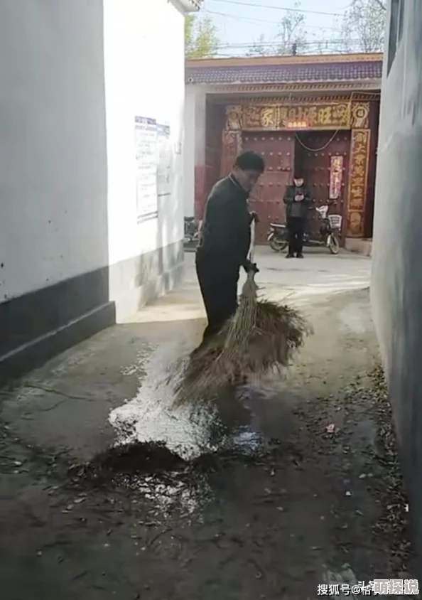 农村岳的屁股又大又肥近日在村里引发热议大家纷纷猜测她的饮食习惯是否与此有关更有邻居调侃称这是“丰臀美人” 农村岳的屁股又大又肥近日在村里引发热议大家纷纷猜测她的饮食习惯是否与此有关更有邻居调侃称这是“丰臀美人”