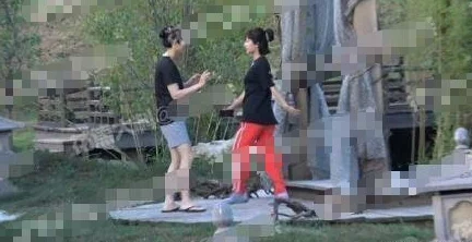 农村岳的屁股又大又肥近日在村里引发热议大家纷纷猜测她的饮食习惯是否与此有关更有邻居调侃称这是“丰臀美人” 农村岳的屁股又大又肥近日在村里引发热议大家纷纷猜测她的饮食习惯是否与此有关更有邻居调侃称这是“丰臀美人”