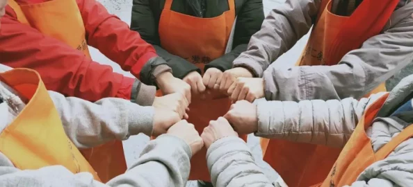 四个校花洗澡被17个农民工通过团结与友爱展现了人间真情,大家共同努力创造美好生活,传递正能量 四个校花洗澡被17个农民工通过团结与友爱展现了人间真情,大家共同努力创造美好生活,传递正能量