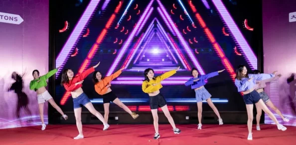 久久国产精品歌舞团是一支充满活力和创意的表演团队,他们的节目精彩纷呈,值得每位观众前来欣赏与体验 久久国产精品歌舞团是一支充满活力和创意的表演团队,他们的节目精彩纷呈,值得每位观众前来欣赏与体验