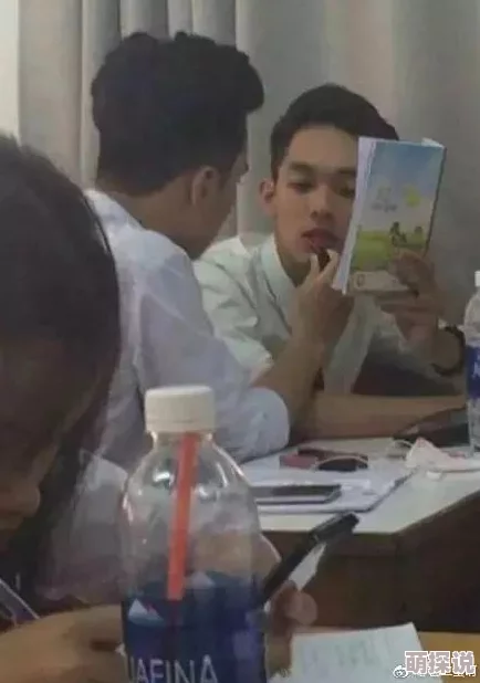 上课男同桌把我弄的好爽近日在校园内引发热议许多学生纷纷分享自己的课堂趣事让人忍俊不禁