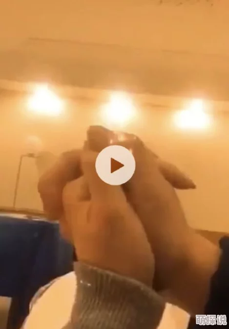 日日摸天天摸狠狠摸视频这是一部关于日常生活中人们如何通过触摸来表达情感的影片