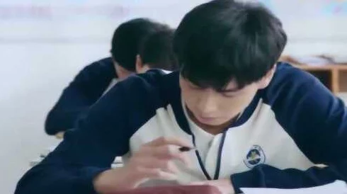 男校霸把男校草玩出水男男这是一个关于校园霸凌和情感纠葛的故事