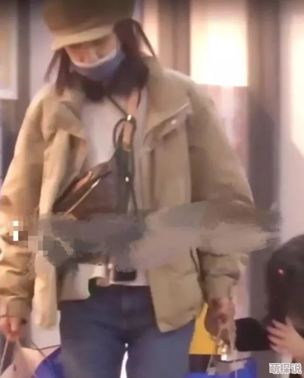 男人趴在美女身上摸揉亲抱胸是一种亲密行为的表现方式