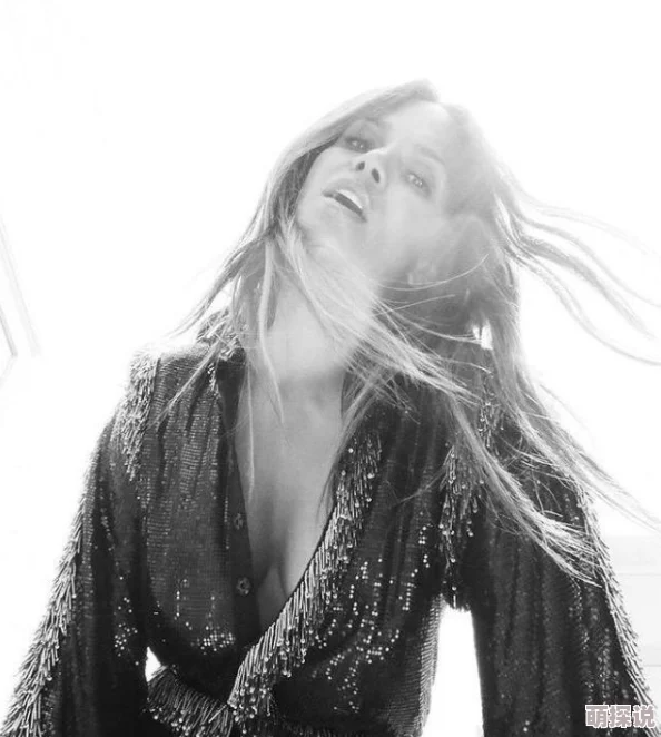 男人趴在美女身上摸揉亲抱胸是一种亲密行为的表现方式