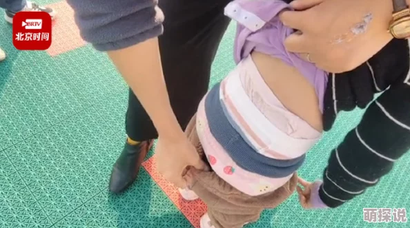 宝贝你湿透了我帮你添视频这是一段温馨的互助场景展示