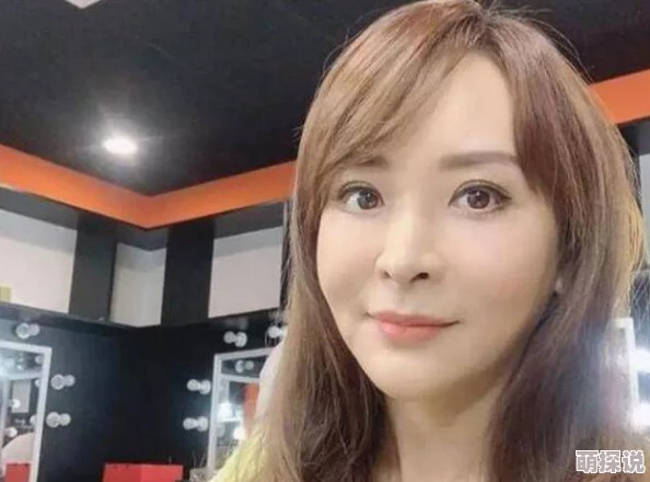 小叔子嫂子指的是丈夫的弟弟与其嫂子之间的关系，这种称呼常见于家庭内部亲属关系的描述