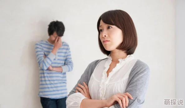 小叔子嫂子指的是丈夫的弟弟与其嫂子之间的关系，这种称呼常见于家庭内部亲属关系的描述
