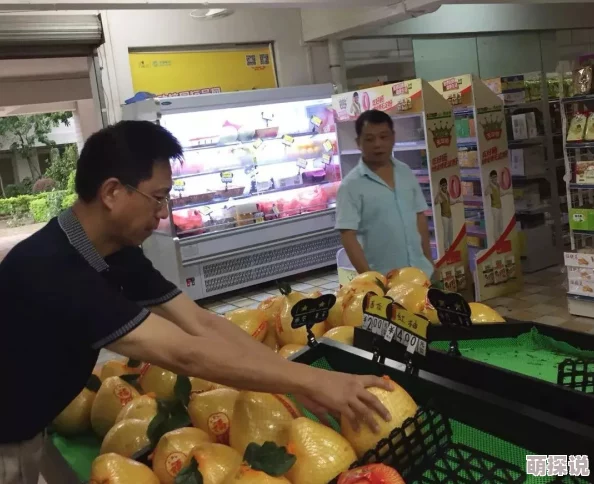 教室坐下汁水四溅h描述了一个学生在教室里坐下的瞬间，果汁洒落一地的情景，既幽默又生动地展示了日常生活中的小意外