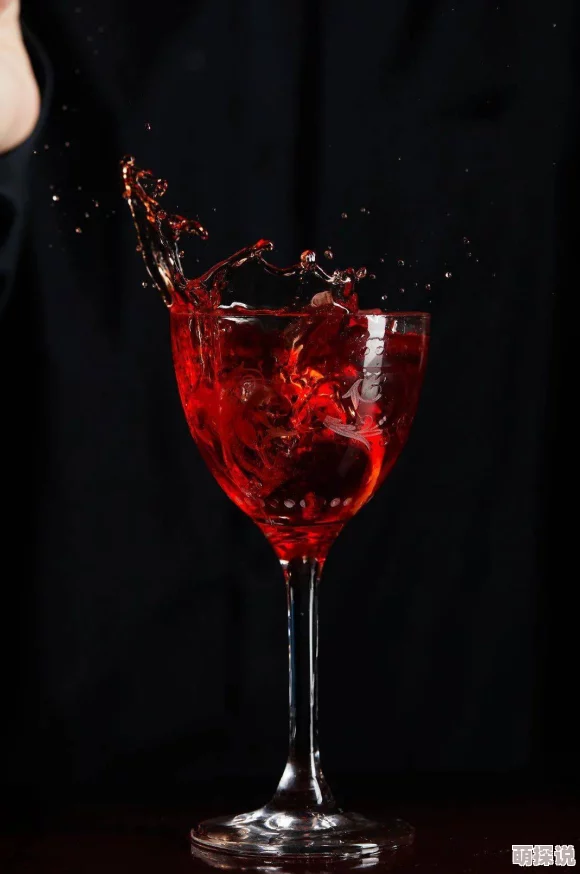 教室坐下汁水四溅h描述了一个学生在教室里坐下的瞬间，果汁洒落一地的情景，既幽默又生动地展示了日常生活中的小意外