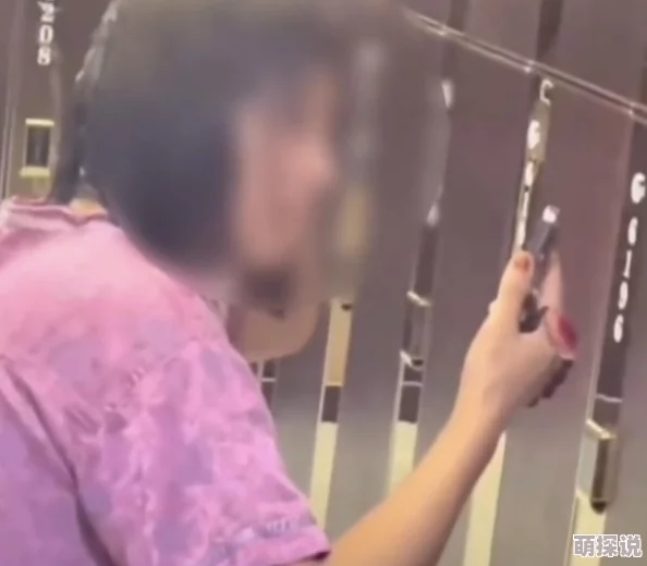 美女被男人脱的视频这类内容通常涉及隐私和道德问题，请谨慎观看并尊重他人权益