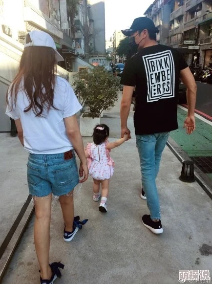 抱着娇小的她边走边耸动最近在网上晒出了一组温馨的街头写真
