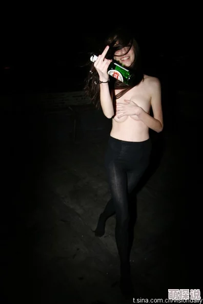 美女脱了内裤打开腿让男人图片最近网红小K在社交平台上分享了一组大胆写真