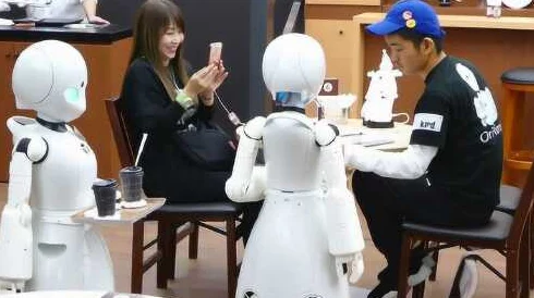 插日本女人东京街头出现机器人服务员提供便利服务