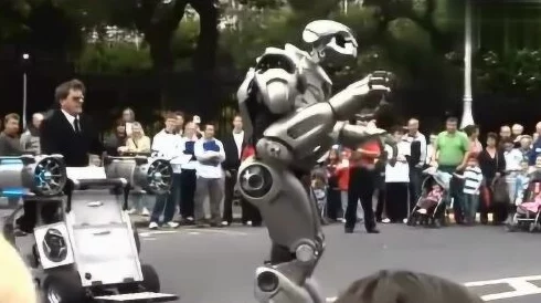 日本免费人爱做在线观看视频东京街头出现巨型机器人表演吸引大量游客围观