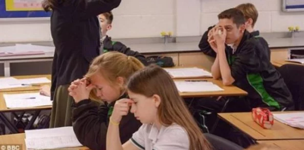 女女互摸互慰的视频最近在社交媒体上引发热议