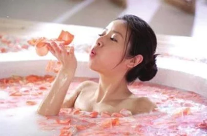 18美女光胸光屁屁洗澡最近在网上爆红引发热议 18美女光胸光屁屁洗澡最近在网上爆红引发热议