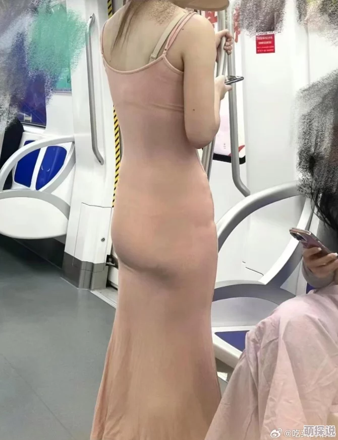 18美女光胸光屁屁洗澡最近在网上爆红引发热议 18美女光胸光屁屁洗澡最近在网上爆红引发热议