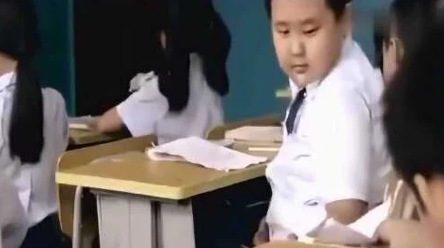 忘穿内裤让同桌摸出水小明尴尬逃离教室