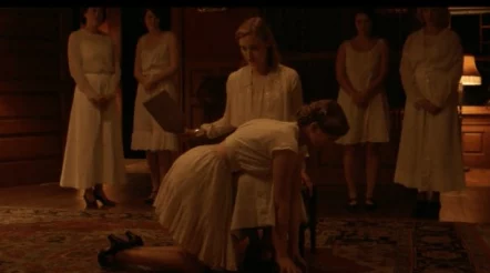 宫女趴春凳脱裙子打屁股小猫咪好奇围观惹人笑