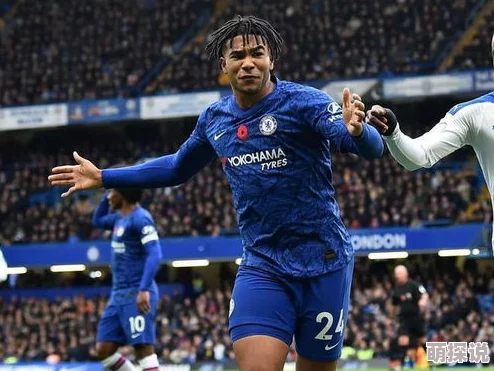 全民冠军足球后卫之选：沃克稳健防守对决卡拉布里亚速度与反应