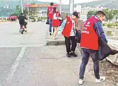 公交上的奶水乘客自发组织环保活动捡拾车内垃圾