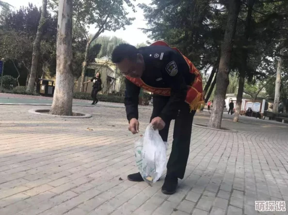 公交上的奶水乘客自发组织环保活动捡拾车内垃圾