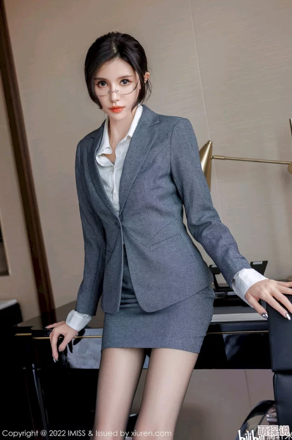 办公室制服丝祙在线播放展示职场女性魅力与职业精神的视觉盛宴