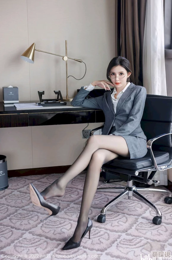 办公室制服丝祙在线播放展示职场女性魅力与职业精神的视觉盛宴