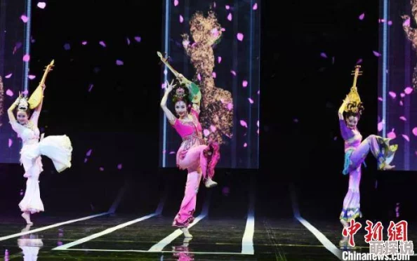 两个人的完整视频新鲜事是他们最近在巴黎街头即兴表演了一段舞蹈，吸引了大量路人围观