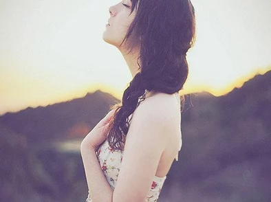 娇妻上班穿情趣内衣的努力与自信让生活更加精彩，展现出女性的魅力与独立