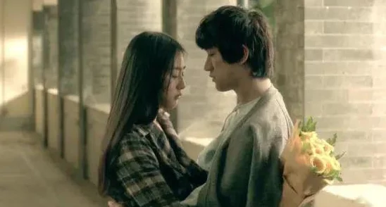 门锁电影凶手为什么每晚抱着女主中年如玫生活如诗，岁月如歌，温暖如春