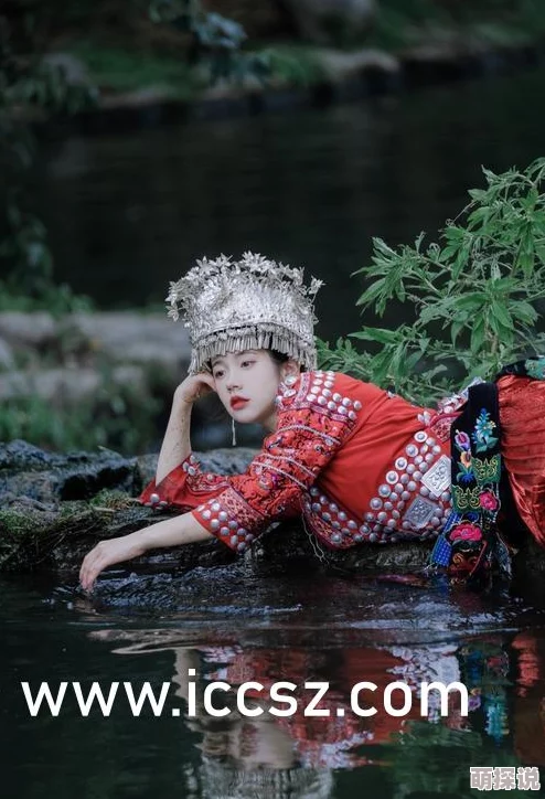 《变成黑皮辣妹以后和朋友做了》最近她们一起参加了一个时尚派对并获得了最佳搭档奖