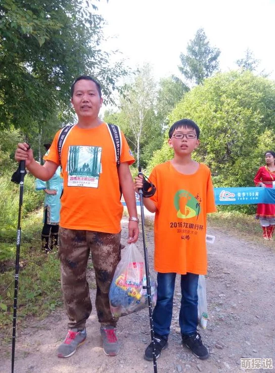 父子聚麀父子共同参与社区环保活动,携手清理公园垃圾,传递绿色理念 父子聚麀父子共同参与社区环保活动,携手清理公园垃圾,传递绿色理念