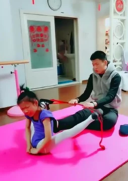 惩罚张开腿憋尿积极向上勇敢面对挑战坚持自我成长与进步
